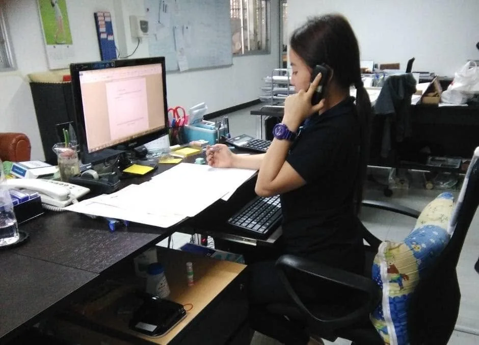 เจ้าหน้าที่กำลังรับสายลูกค้าที่โต๊ะทำงาน